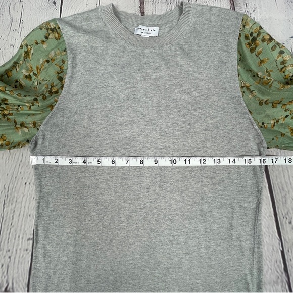 CURRENT AIR gray knit top with floral lightweight balloon sleeves, size S - Picture 11 of 16